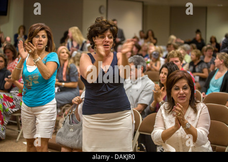 Encourager les membres de la famille des diplômés du programme de transition pour les adultes (ATP) l'obtention du diplôme à San Juan Capistrano, CA. Banque D'Images