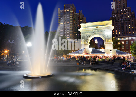 Washington Square Park la nuit dans la ville de New York pendant les mois d'été. Banque D'Images