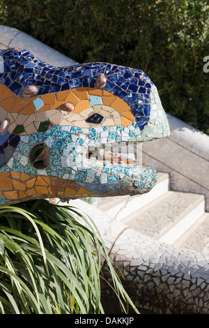 El Drac à l'entrée principale du Parc Güell - Gràcia, Barcelone, Catalogne, Espagne Banque D'Images