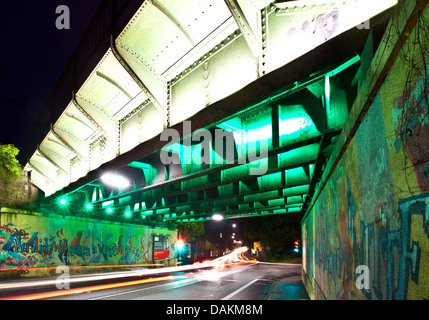 Pont de chemin de fer illuminée la nuit, l'Allemagne, en Rhénanie du Nord-Westphalie, Ruhr, Witten Banque D'Images