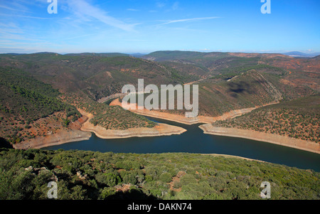 Rio Tajo à faible niveau d'eau dans Parc National Monfrague, l'Espagne, l'Estrémadure Banque D'Images