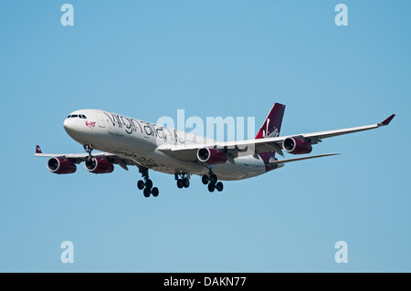 Un Virgin Atlantic Airways Airbus A340-300 (313X) en vol et en approche finale pour l'atterrissage. Banque D'Images