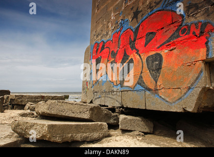 Bunker couvert de graffitis à la Manche plage, France, Normandie Banque D'Images