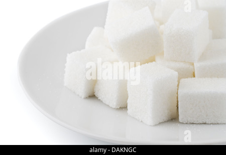 Morceaux de sucre dans une soucoupe sur fond blanc Banque D'Images