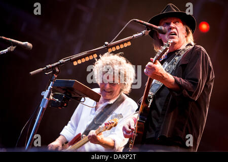 Suisse Locarno. 14 juillet 2013. NEIL YOUNG & CRAZY HORSE effectue live au 'Moon & Stars Festival' lors de la 'Alchemy' Tour 2013 Credit : Rodolfo Sassano/Alamy Live News Banque D'Images