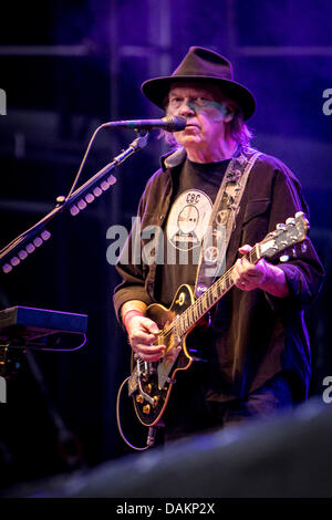 Suisse Locarno. 14 juillet 2013. NEIL YOUNG & CRAZY HORSE effectue live au 'Moon & Stars Festival' lors de la 'Alchemy' Tour 2013 Credit : Rodolfo Sassano/Alamy Live News Banque D'Images