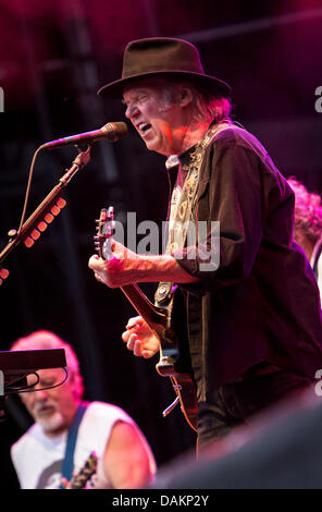 Suisse Locarno. 14 juillet 2013. NEIL YOUNG & CRAZY HORSE effectue live au 'Moon & Stars Festival' lors de la 'Alchemy' Tour 2013 Credit : Rodolfo Sassano/Alamy Live News Banque D'Images