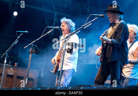 Suisse Locarno. 14 juillet 2013. NEIL YOUNG & CRAZY HORSE effectue live au 'Moon & Stars Festival' lors de la 'Alchemy' Tour 2013 Credit : Rodolfo Sassano/Alamy Live News Banque D'Images