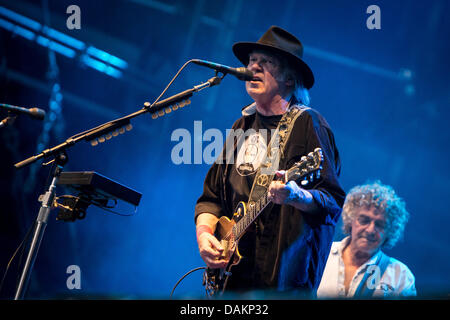 Suisse Locarno. 14 juillet 2013. NEIL YOUNG & CRAZY HORSE effectue live au 'Moon & Stars Festival' lors de la 'Alchemy' Tour 2013 Credit : Rodolfo Sassano/Alamy Live News Banque D'Images