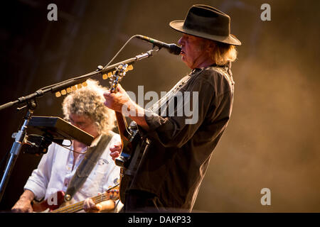 Suisse Locarno. 14 juillet 2013. NEIL YOUNG & CRAZY HORSE effectue live au 'Moon & Stars Festival' lors de la 'Alchemy' Tour 2013 Credit : Rodolfo Sassano/Alamy Live News Banque D'Images