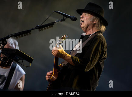 Suisse Locarno. 14 juillet 2013. NEIL YOUNG & CRAZY HORSE effectue live au 'Moon & Stars Festival' lors de la 'Alchemy' Tour 2013 Credit : Rodolfo Sassano/Alamy Live News Banque D'Images