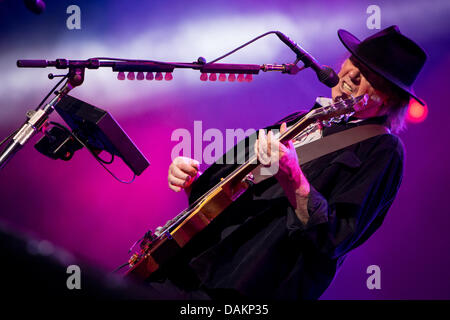 Suisse Locarno. 14 juillet 2013. NEIL YOUNG & CRAZY HORSE effectue live au 'Moon & Stars Festival' lors de la 'Alchemy' Tour 2013 Credit : Rodolfo Sassano/Alamy Live News Banque D'Images