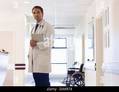 Doctor standing in hospital hallway Banque D'Images