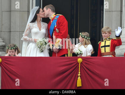 Baiser de la couple nouveau La Princesse Catherine et le Prince William sur le balcon de Buckingham Palace à Londres, Grande-Bretagne, 29 avril 2011, après leur cérémonie de mariage. Nos clients du monde entier ont été invités à célébrer le mariage du Prince William et Kate Middleton. Photo : Peter Kneffel Banque D'Images