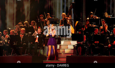 Crooner allemand Helene Fischer joue sur la scène avec un orchestre au début de sa tournée dans l'Erdgas Arena à Riesa, Allemagne, 03 mai 2011. La chanteuse a l'intention d'organiser des concerts en Allemagne, l'Autriche, le Danemark et la Suisse avec la tournée 'Best de Helene Fischer' jusqu'au 26 juin 2011. Photo : Arno Burgi Banque D'Images