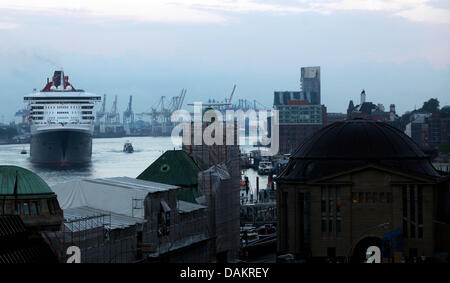 Le navire de croisière "Queen Mary 2" entre dans le port de Hambourg, Allemagne, 04 mai 2011. Le bateau de croisière le plus long au monde arrivé pour un cours de trois jours de travail célébré le 822e anniversaire du port de Hambourg. Photo : Malte Chrétiens Banque D'Images