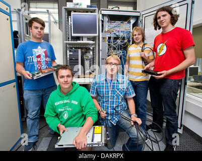 Chef d'équipe Andreas Schasefer (2-L) et étudiants de l'informatique Dominik Ernst (L-R), Christopher Bross, Lucas Grunenberg et Marco Heisig se tenir dans une salle de serveurs de la faculté technique de l'Université d'Erlangen-Nuremberg à Erlangen, Allemagne, 25 juin 2013. Ils sont currewntly la construction d'un supercalculateur avec laquelle tehy seront en compétition contre le monde de l'élite des étudiants de l'USA et de la Chine à Denver à l'automne 2013. Photo : Daniel Karmann Banque D'Images