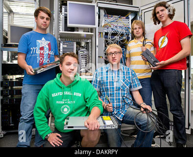 Chef d'équipe Andreas Schasefer (2-L) et étudiants de l'informatique Dominik Ernst (L-R), Christopher Bross, Lucas Grunenberg et Marco Heisig se tenir dans une salle de serveurs de la faculté technique de l'Université d'Erlangen-Nuremberg à Erlangen, Allemagne, 25 juin 2013. Ils sont currewntly la construction d'un supercalculateur avec laquelle tehy seront en compétition contre le monde de l'élite des étudiants de l'USA et de la Chine à Denver à l'automne 2013. Photo : Daniel Karmann Banque D'Images