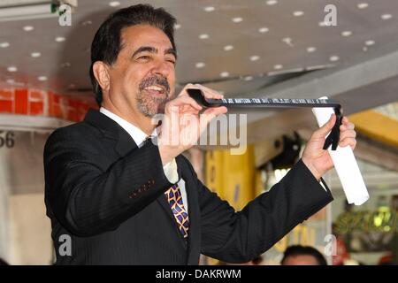 L'acteur américain Joe Mantegna est titulaire d'une biche a présenté lors de sa cérémonie d'étoiles sur le Hollywood Walk of Fame à Hollywood, Californie, USA, 29 avril 2011. Mantegna a reçu le 2,438ème étoile sur le Walk of Fame. Photo : Hubert Boesl Banque D'Images