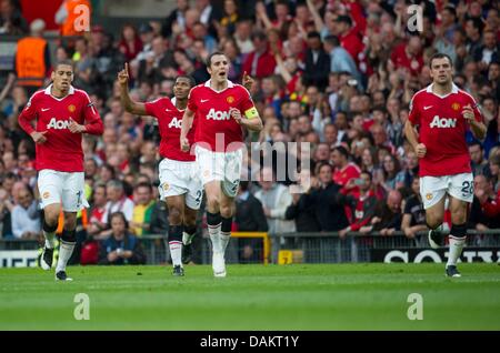 Mannchester's Chris Smalling, Antonio Valencia, John O'Shea et Darron Gibson (L-R) célébrer le 1:0 lors de la deuxième demi-finale de la Ligue des Champions de football match de jambe entre Manchester United et le FC Schalke 04 au stade Old Trafford à Manchester, en Angleterre le 04 mai 2011. Photo : Bernd Thissen dpa Banque D'Images