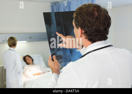 Doctor examining x-rays in hospital room Banque D'Images