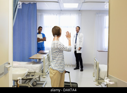 Brandissant des patients à doctor in hospital room Banque D'Images