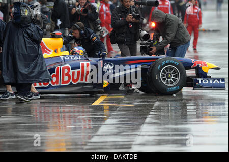 Repousser la mécanique des voitures de course de Formule 1 Allemand de Sebastian Vettel (Red Bull dans les stands lors de la première session de la pratique à l'extérieur du circuit d'Istanbul Park, Istanbul, Turquie, 06 mai 2011. Le Grand Prix de Formule 1 de la Turquie aura lieu le 08 mai 2011. Photo : David Ebener Photo : David Ebener Banque D'Images