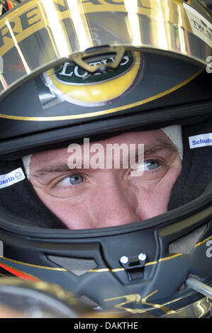 Pilote de Formule 1 Allemand Nick Heidfeld de Lotus Renault est assis dans sa voiture lors de la deuxième session d'essais à l'extérieur du circuit d'Istanbul Park, Istanbul, Turquie, 06 mai 2011. Le Grand Prix de Formule 1 de la Turquie aura lieu le 08 mai 2011. Photo : David Ebener Banque D'Images