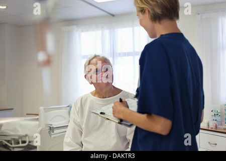 Parler avec l'infirmière à l'hôpital de patients plus âgés Banque D'Images