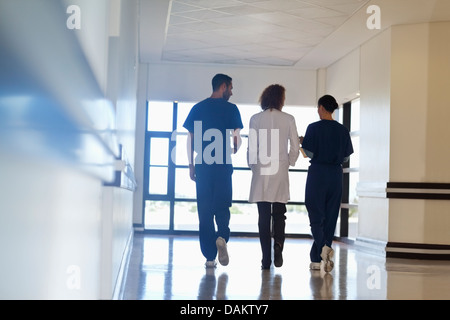 Le personnel de l'hôpital talking in hallway Banque D'Images