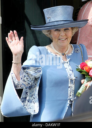 La Reine Beatrix des Pays-Bas arrive pour l'ouverture de l'exposition 'MAxima, 10 ans aux Pays-Bas' à Apeldoorn, aux Pays-Bas, le 7 mai 2011. L'exposition présente les faits saillants de la princesse Maxima au cours des 10 dernières années en tant que Princesse des Pays-Bas en affichant des images et ses vêtements. La princesse Maxima a 40 ans le 17 mai. Photo : Patrick van Katwijk Banque D'Images