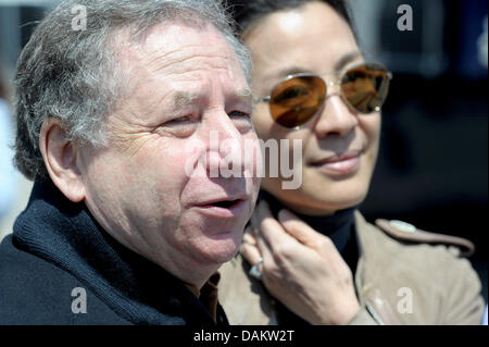 FIA-président Jean Todt (L) et son épouse Michelle Yeoh marcher dans le paddock avant le Grand Prix de Formule 1 de la Turquie à l'extérieur du circuit d'Istanbul Park, Istanbul, Turquie, 08 mai 2011. Photo : David Ebener dpa Banque D'Images