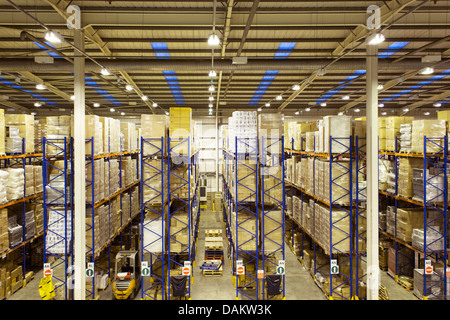 Des piles de boxes in warehouse Banque D'Images