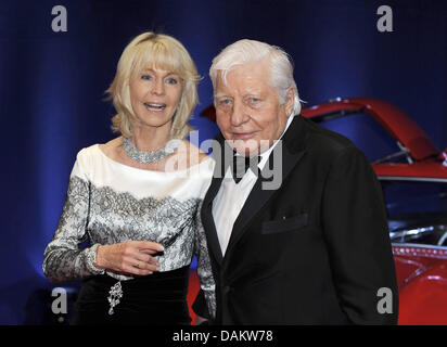 (Dossier) une archive photo datée du 27 novembre 2008 montre Gunter Sachs avec son épouse Mirja arrivant à la Bambi Prix à Offenburg, Allemagne. Selon divers médias, Gunter Sachs est mort à l'âge de 78 ans. Photo : Joerg Carstensen Banque D'Images