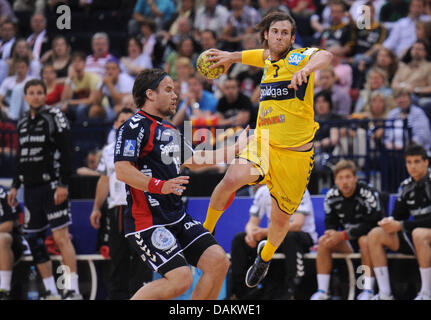 Uwe Gensheimer joueur de Rhein Neckar Loewen lance la balle lors de la Coupe de handball allemand Lufthansa quatre demi-finale finale SG Flensburg-Handewitt Rhein-Neckar vs Loewen à O2-World à Hambourg, Allemagne, 7 mai 2011. Flensburg a gagné par 22-20. Photo : Julian Stratenschulte Banque D'Images