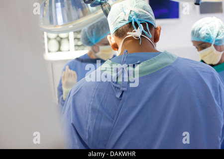 Chirurgiens travaillant en salle d'opération Banque D'Images