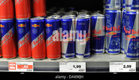 Les canettes de boisson énergétique Red Bull s'asseoir sur l'étagère d'un supermarché à Hanovre, Allemagne, 05 mai 2011. Photo : Julian Stratenschulte Banque D'Images