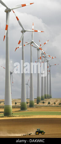 (Dossier) une archive photo datée du 20 août 2008 indique les éoliennes dans le parc éolien de près de Dardesheim, Allemagne. En 2050, environ les trois quarts de tous les enegry pourrait provenir d'autres sources d'énergie, selon une étude complète page 900 par le Panel international sur le Changement Climatique (GIEC). Les principaux résultats de l'étude seront publiés à Abu Dhabi, Emirats Arabes Unis le 09 Ma Banque D'Images