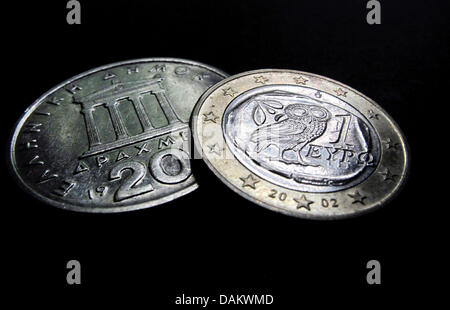 (Dossier) Une archive illustration datée du 03 mai 2010 montre une pièce en euro grec (R) et une pièce de 20 drachmes, l'ancienne monnaie grecque, à Kaufbeuren, Allemagne. La Commission européenne a rejeté les rapports faisant état d'une réunion de crise sur la situation en Grèce. Photo : Karl-Josef Opim Banque D'Images