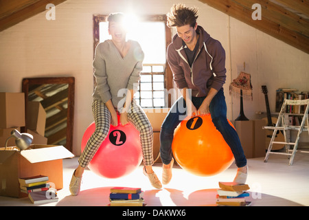 Couple de sauter sur des boules d'exercice ensemble Banque D'Images