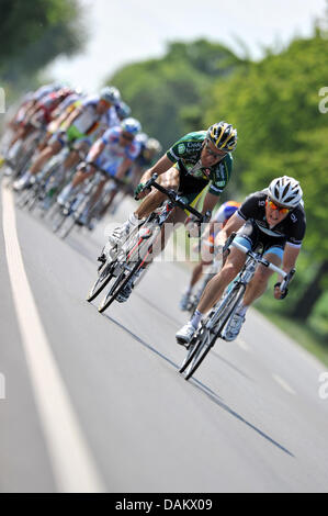 Les cyclistes participent à la 'Rund um den place financière Eschborn-Frankfurt' course sur la rue à Bad Soden am Taunus, Allemagne, 1 mai 2011. La course est organisée pour la 50e fois et 192 professionnels issus de 24 équipes participent. Photo : Marc N.r.i.t. Banque D'Images