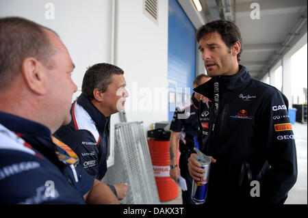 Pilote de Formule Un Australien Mark Webber de Red Bull parle de mécanique de Williams dans le paddock du circuit d'Istanbul Park à l'extérieur, Istanbul, Turquie, 07 mai 2011. Photo : David Ebener Banque D'Images