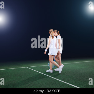 Les joueurs de tennis marche sur cour