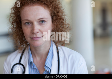 Doctor smiling in hospital Banque D'Images