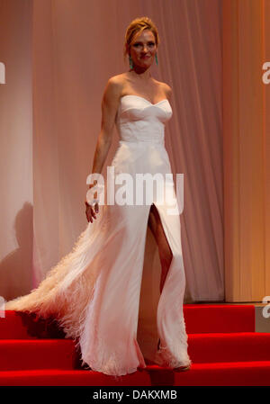 Et l'actrice Uma Thurman, membre du jury assiste à l'ouverture du 64e Festival International du Film au Palais des Festivals de Cannes, France, le 11 mai 2011. Photo : Hubert Boesl Banque D'Images