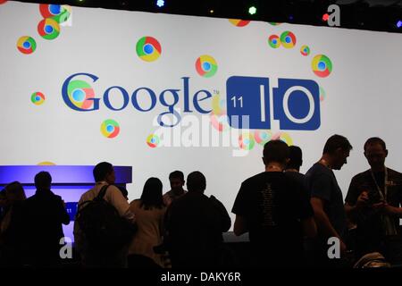 Les participants échangent entre eux avant la conférence sur le développement de Google I/O à San Francisco, USA, 11 mai 2011. Google veut réinventer l'ordinateur. Il utilise Chrome OS contre Microsoft et offre pour la première fois l'utilisation de portables dans l'Allemagne. Photo : Christoph Dernbach Banque D'Images