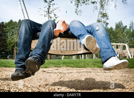 Deux personnes était sur une balançoire à une aire à Mettmann, Allemagne, le 9 mai 2011. Photo : Victoria Bonn-Meuser Banque D'Images