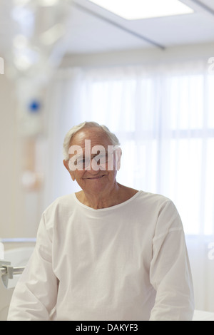 Plus patient smiling in hospital room Banque D'Images