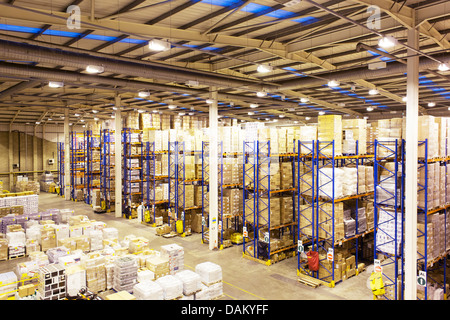 Des piles de boxes in warehouse Banque D'Images