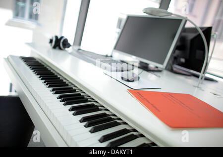 Un clavier avec un ordinateur connecté se compose d'un poste de travail dans le département des archives de la musique, une nouvelle annexe de la Deutsche Nationalbibliothek (bibliothèque nationale allemande à Leipzig, Allemagne, le 9 mai 2011. L'extension récente de la bibliothèque porte une capacité pour accueillir un million d'enregistrement du son, des vidéos, de la musique 5,000 800,000 feuilles et d'autres documents d'archives. Photo : Jan Woita Banque D'Images